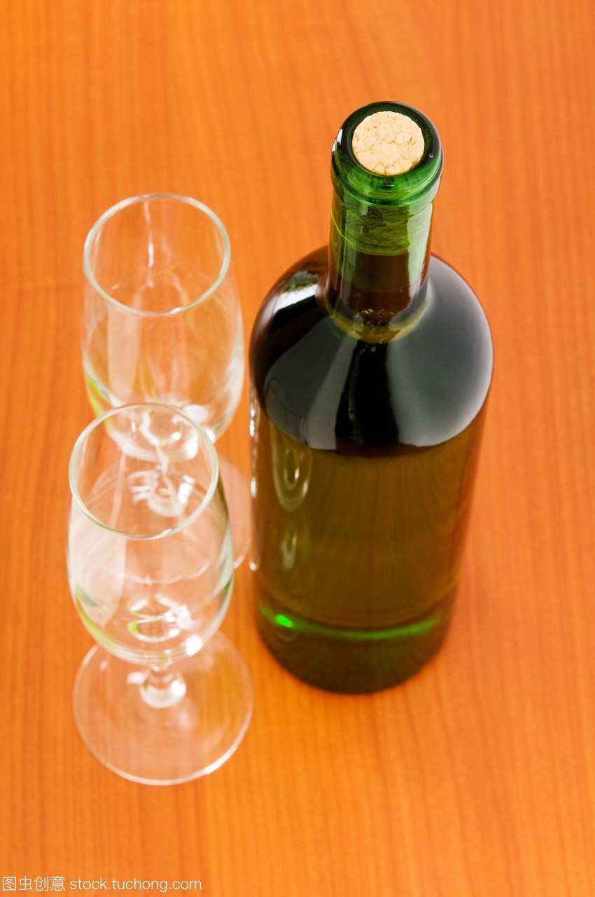 桌上雜陳 一瓶酒、飲料與茶葉零售的日常美學(xué)